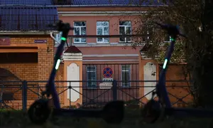 Sejumlah skuter listrik terparkir di samping gedung Institut Penelitian Antipes Irkutsk untuk Siberia dan Timur Jauh Rusia, di Irkutsk, Rabu (7/10/2026). (Dok. AP Photo)
