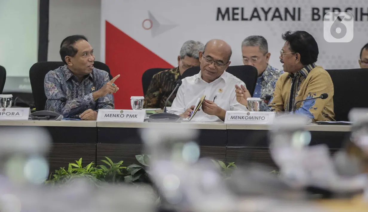 (ki-ka) Menpora Zainudin Amali, Menko PMK Muhadjir Effendy, Menkominfo  John G Plate, Ketum KONI Marciano Nurman saat hadir dalam rapat koordinasi tingkat menteri di Kantor Kemenkom PMK, Jakarta, Kamis (5/2/2020). (Liputan6.com/Faizal Fanani)