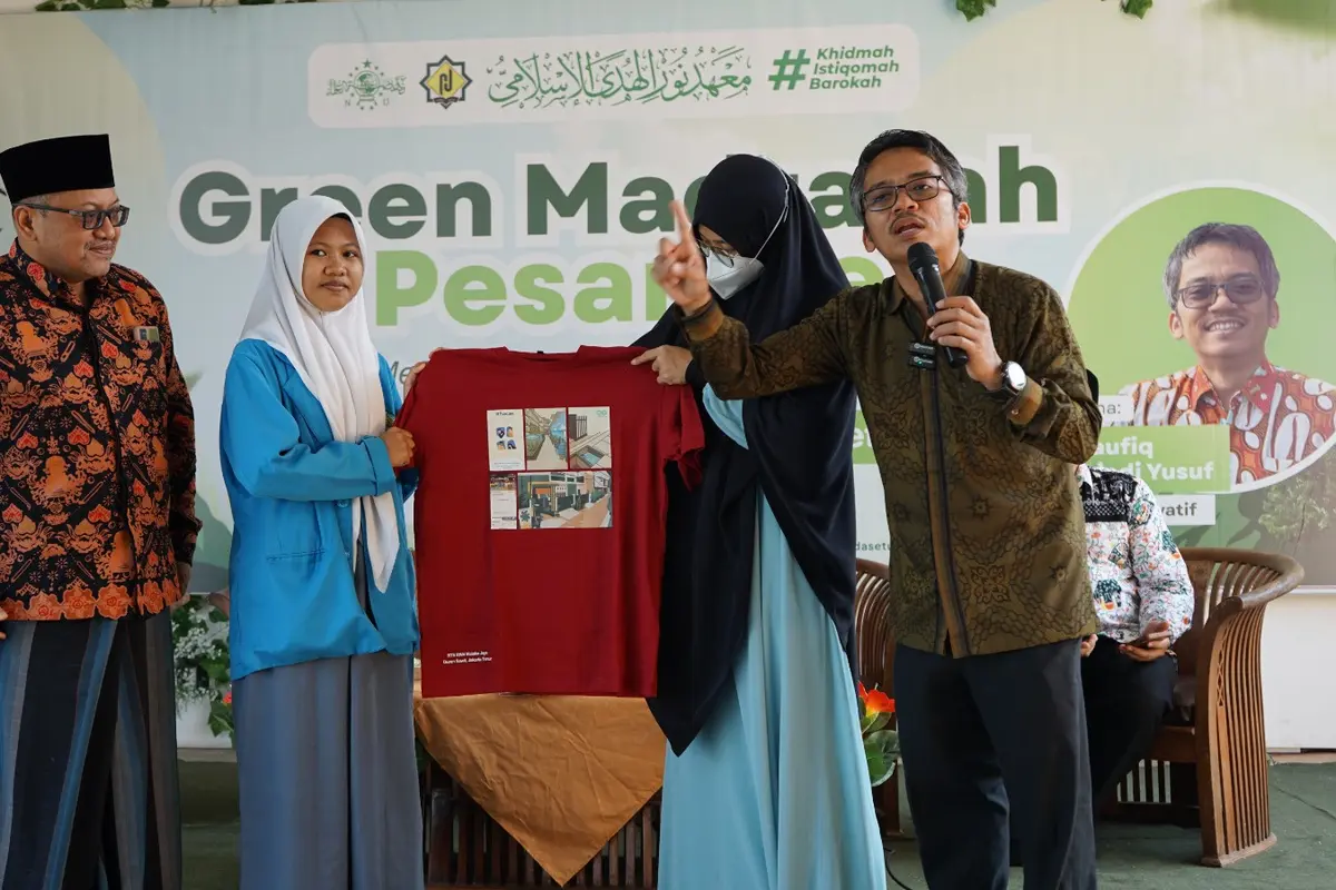Pondok Pesantren Nurul Huda Setu, Bekasi, menggelar kegiatan bertajuk “Green Madrasah & Pesantren” dengan tema “Santri Merawat Bumi, Pesantren Menginspirasi”.
