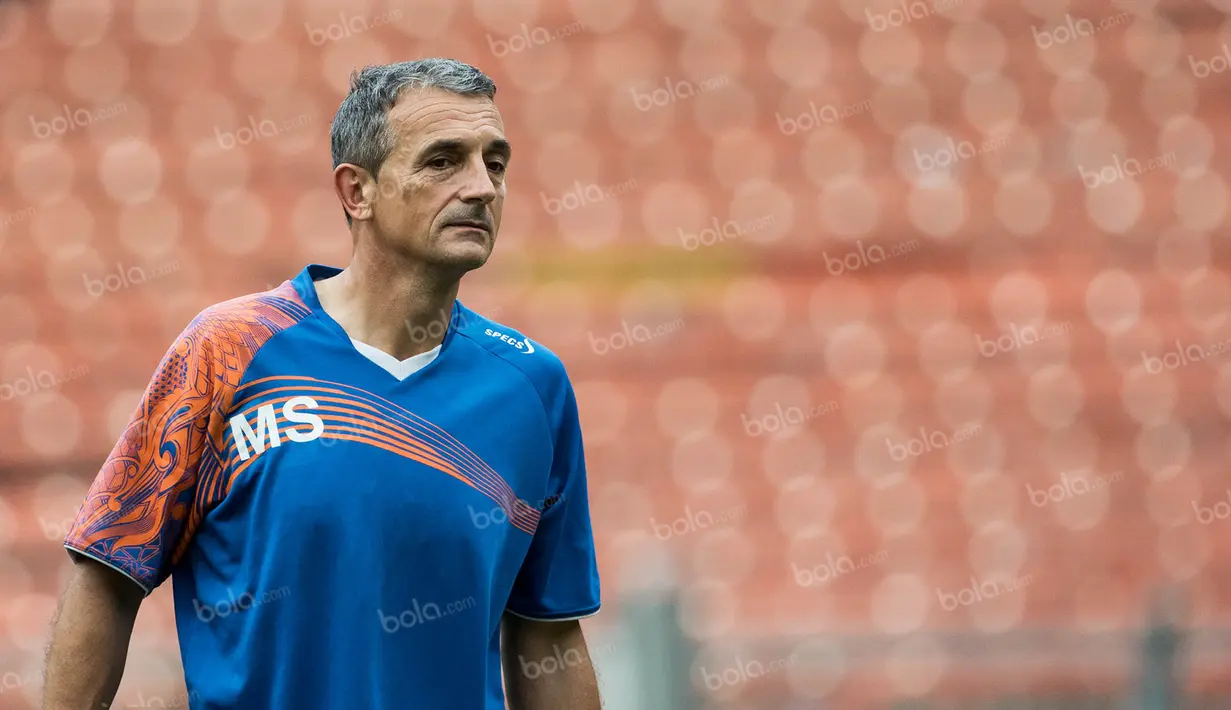 Pelatih Arema Cronus, Milomir Seslija, sempat mengambil keputusan kontroversial dengan membuang Kiko Insa dan menggantinya dengan Goran Ganchev. (Bola.com/Vitalis Yogi Trisna)