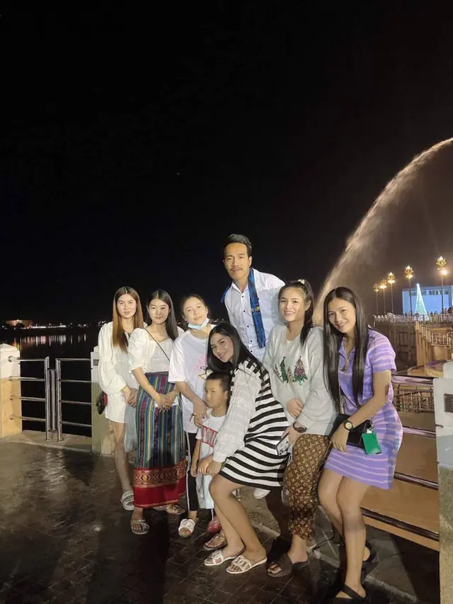 Punya 8 Istri Muda, Seorang Seniman Tato Ini Hidup Harmonis Dalam Satu Atap