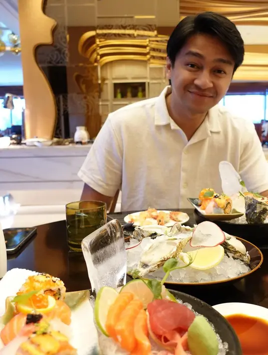 Sedangkan Deva Mahenra tampil kasual dengan white shirt yang dipadukan dengan long pants warna biru dan sneakers putih. [@miktambayong]