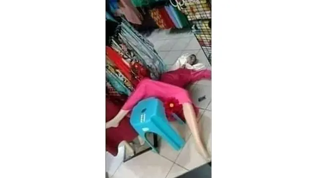 Potret 6 Manekin Terlihat Lelah Ini Kocak Banget, Bikin Ketawa