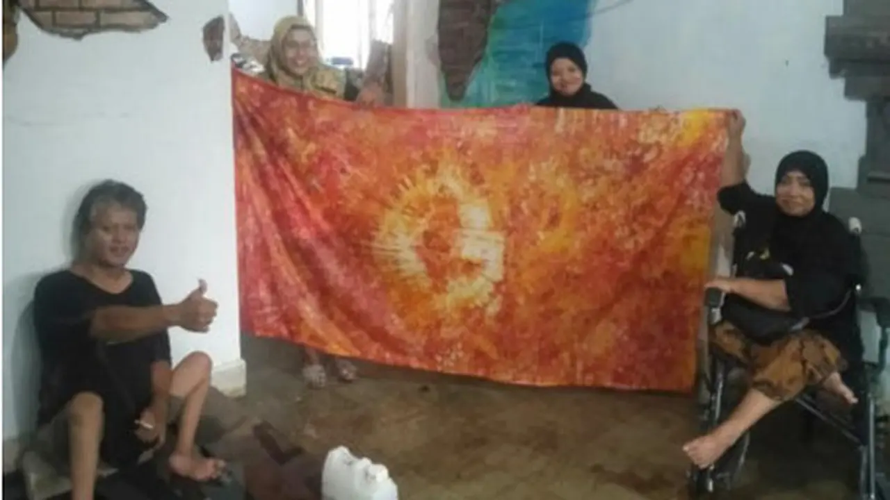 Penyandang Disabilitas di Umah Caya Sidoarjo Kenalkan Kreasi Batik Kriwil