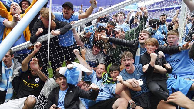 Foto: Larut Dalam Kebahagiaan, Suporter Manchester City Rusak Gawang di Stadion Etihad