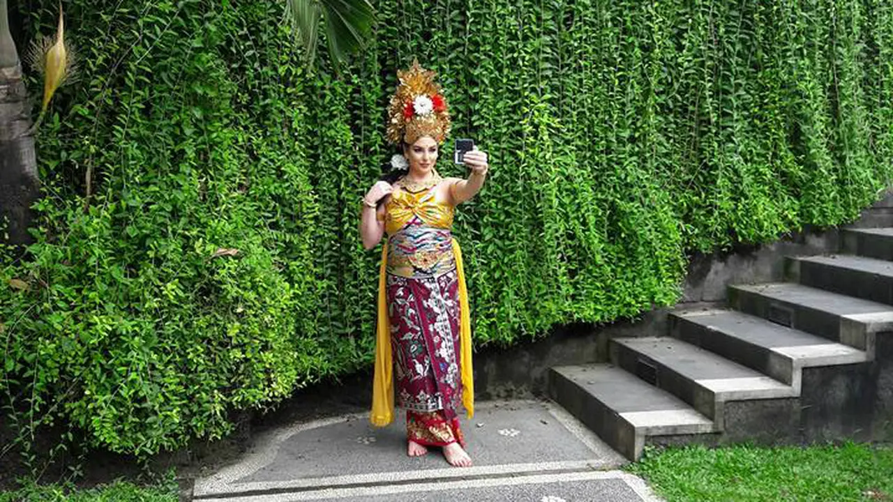 Putri Arab mengenakan kostum penari Bali