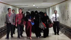 Sebanyak 370 warga Indonesia tiba di Bandara Soekarno-Hatta, Tangerang, Selasa (14/4/2015). Mereka berhasil dievakuasi dari Yaman. (Liputan6.com/Helmi Afandi)