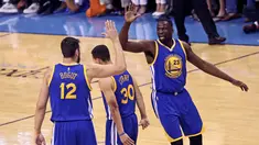 Para Pemain Golden State Warriors  merayakan kemenangan atas Oklahoma City Thunder 108-101 pada lanjutan final wilayah barat NBA Playoffs 2016 di Chesapeake Energy Arena, Oklahoma City, (29/5/2016) WIB. (Kevin Jairaj-USA TODAY Sports)