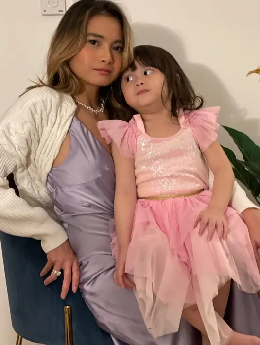 Sama-sama memakai dress nuansa pastel yang girly (Foto: Instagram @septriasaacha)