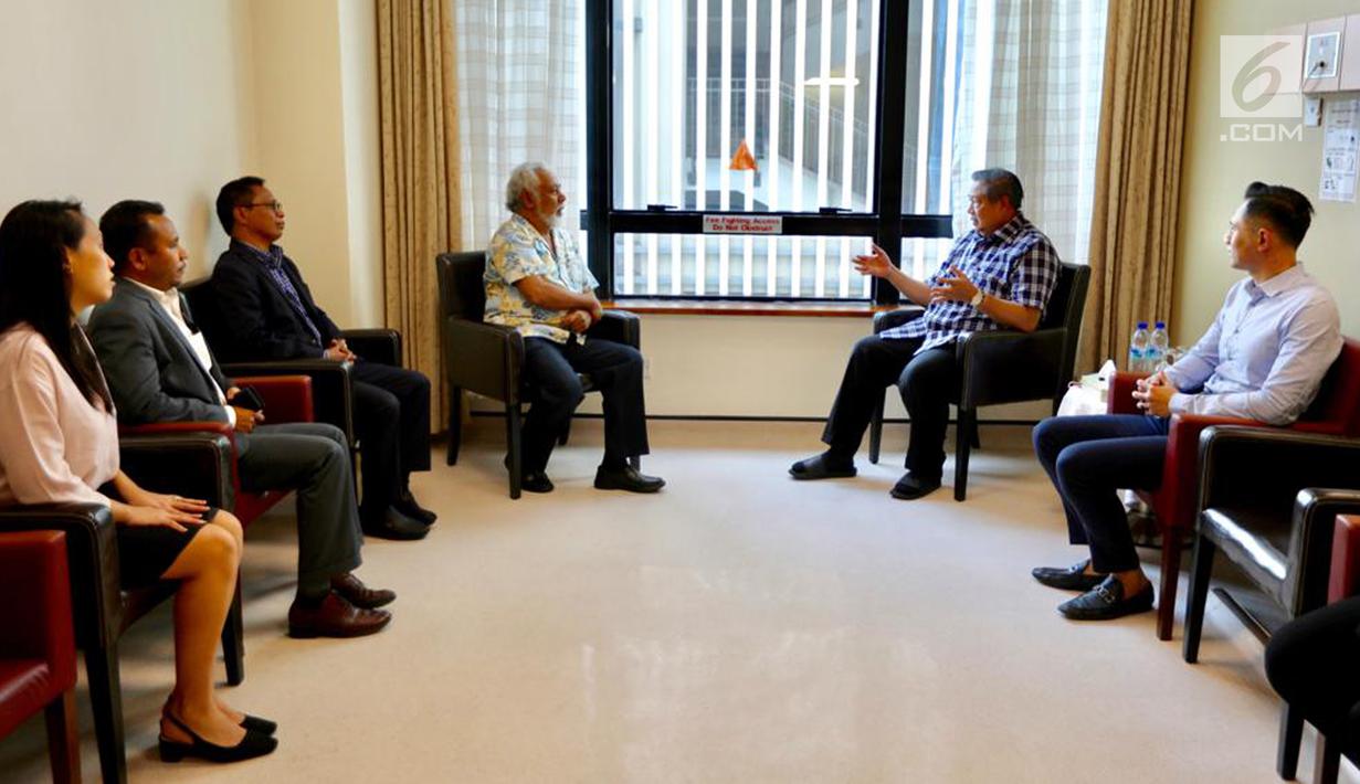 Presiden RI ke-6 Susilo Bambang Yudhoyono (SBY) berbincang dengan mantan PM Timor Leste Xanana Gusmao di NUH Singapura, Minggu (24/2). Xanana memberi semangat kepada SBY dan AHY yang setia mendampingi Ani Yudhoyono. (Liputan6.com/HO/Anung Anandito)