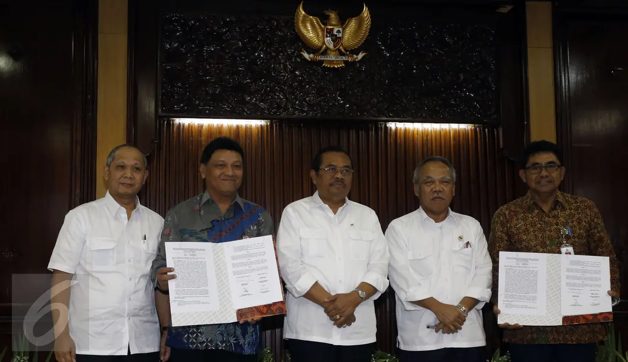 Jaksa Agung, HM Prasetyo (tengah) bersama Menteri PUPR, Basuki Hadimuljono berfoto usai menandatangani berkas eksekusi barang rampasan Jalan Tol Lingkar Luar Seksi Pondok Pinang-Jagorawi di Jakarta, Rabu (16/3/2016). (Liputan6.com/Helmi Fithriansyah)