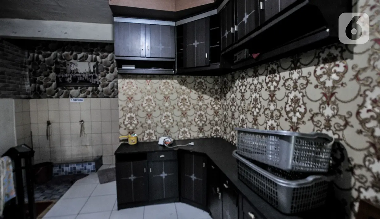 Salah satu dapur tempat latihan yang telah lama tak digunakan di Yayasan Mekar Jaya, Kawasan Bungur, Senen, Jakarta, Selasa (11/5/2021). Pandemi Covid-19 yang berkepanjangan menyebabkan jasa penyalur Infal yang biasa ramai di kala menjelang Lebaran kini mendadak sepi. (merdeka.com/Iqbal S Nugroho)