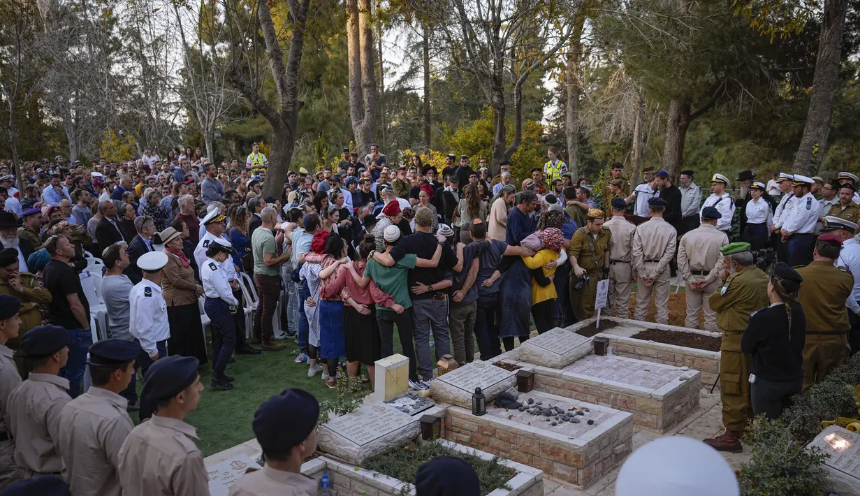 Keluarga dan teman-teman Hillel Yaniv (21) dan Yagel Yaniv (19) menghadiri pemakaman mereka di pemakaman nasional Israel di Yerusalem, Senin, 27 Februari 2023. Kedua bersaudara Israel itu dibunuh pada Minggu di kota Hawara, Tepi Barat, oleh seorang warga Palestina. penembak yang melarikan diri dari tempat kejadian. (AP/Ohad Zwigenberg)