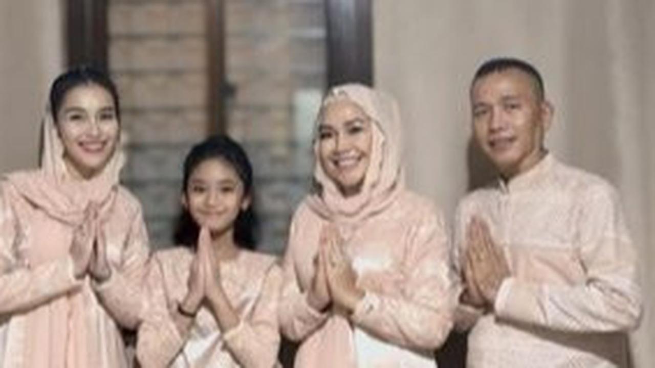 Potret Ayah Ojak & Umi Kalsum Kembali Jalani Ibadah Umrah, Tak Bosan Doakan Ayu Ting Ting Dapat Jodoh Terbaik