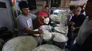 Seorang pedagang menjual yogurt di pasar populer di Baghdad, Irak (24/5/2019). Baghdad adalah kota terbesar kedua di Asia Barat Daya setelah Teheran, dengan populasinya pada 2003 diperkirakan mencapai 5.772.000. (AFP Photo/Ahmad Al-Rubaye)