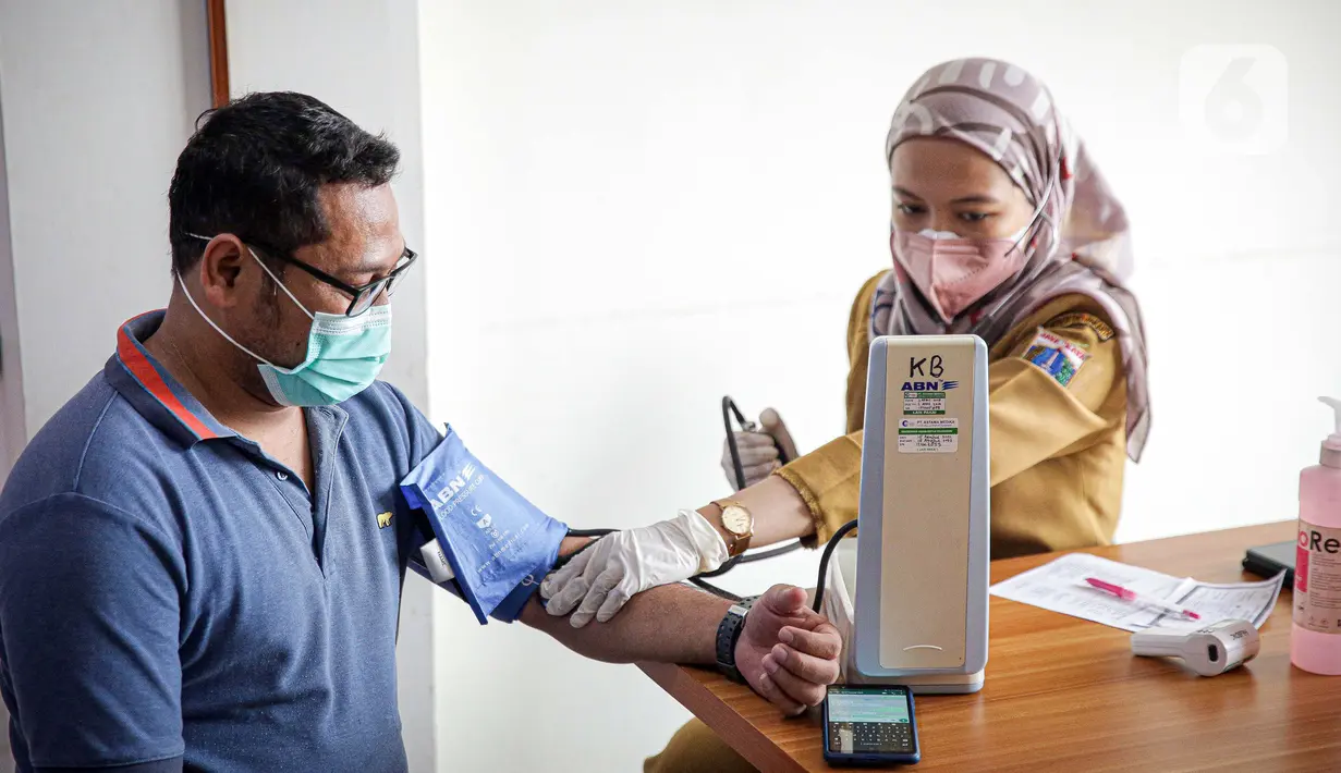 Warga menjalani pemeriksaan kesehatan saat vaksinasi COVID-19 dari Pfizer di Puskesmas Lebak Bulus, Jakarta, Senin (23/8/2021). Dosis vaksin COVID-19 Pfizer akan diutamakan untuk warga yang belum pernah menerima suntikan vaksin. (Liputan6.com/Faizal Fanani)
