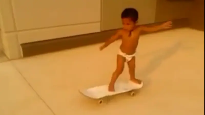 Bayi bermain skateboard. (Youtube)