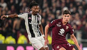 Gelandang Juventus, Khephren Thuram, berebut bola dengan pemain Torino, Cesare Casadei (kanan), dalam pertandingan Serie A antara Juventus dan Torino di Turin, Italia, Sabtu, 8 November 2025. (Marco Alpozzi/LaPresse via AP)