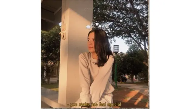 Meski masih muda, penampilan Adrienne Zee sudah fashionable.