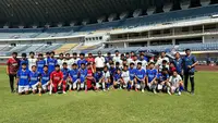 Skuad Farmel Isvil Football Academy  atau Farmel FA U-14 dalam kesempatan beruji coba di Stadion Gelora Bandung Lautan Api (GBLA), Sabtu-Minggu (5-6/8/2023). (Dok. Farmel FA)