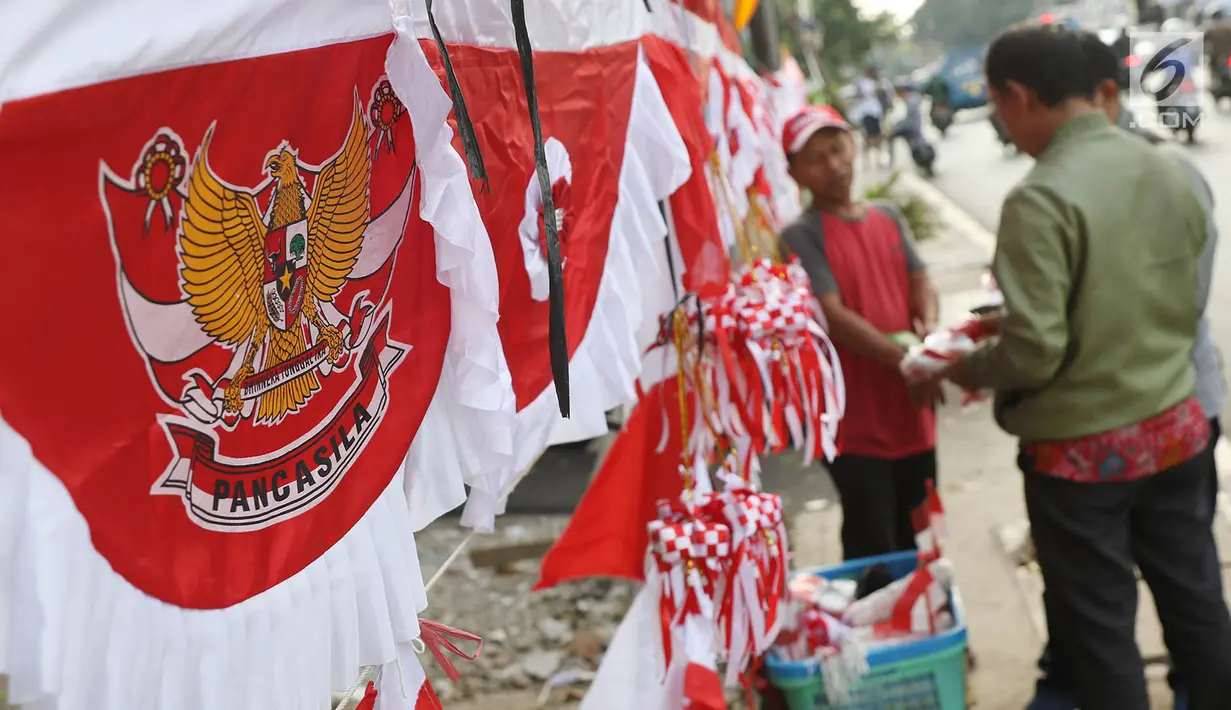 Penjual bendera dan aksesori perayaan kemerdekaan RI menawarkan dagangannya di kawasan Pasar Minggu, Jakarta, Selasa (1/8). Jelang Hari Kemerdekaan, penjualan bendera dan aksesori kemerdekaan mulai marak di Ibukota. (Liputan6.com/Immanuel Antonius)
