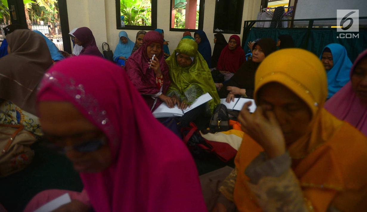 Penyadang tunanetra dari Ikatan Tunanetra Muslim Indonesia (ITMI) melakukan tadarus Alquran braile di Masjid Raya Cipinang Muara, Jakarta, Sabtu (2/6). Acara tadarus nasional ini dalam rangka menyemarakkan bulan Ramadan 1439 H. (Merdeka.com/Imam Buhori)