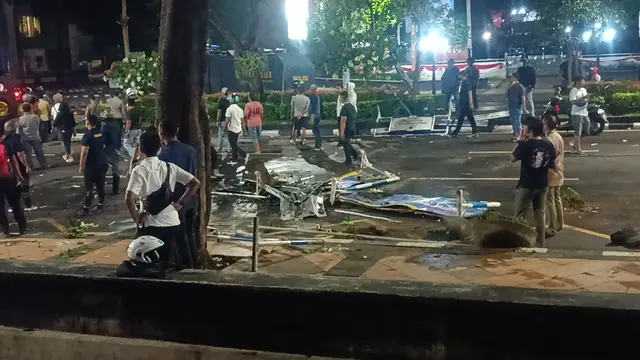Aparat keamanan memukul mundur masa aksi yang sebelumnya konsentrasi di bundaran air mancur jalan Pahlawan Semarang.