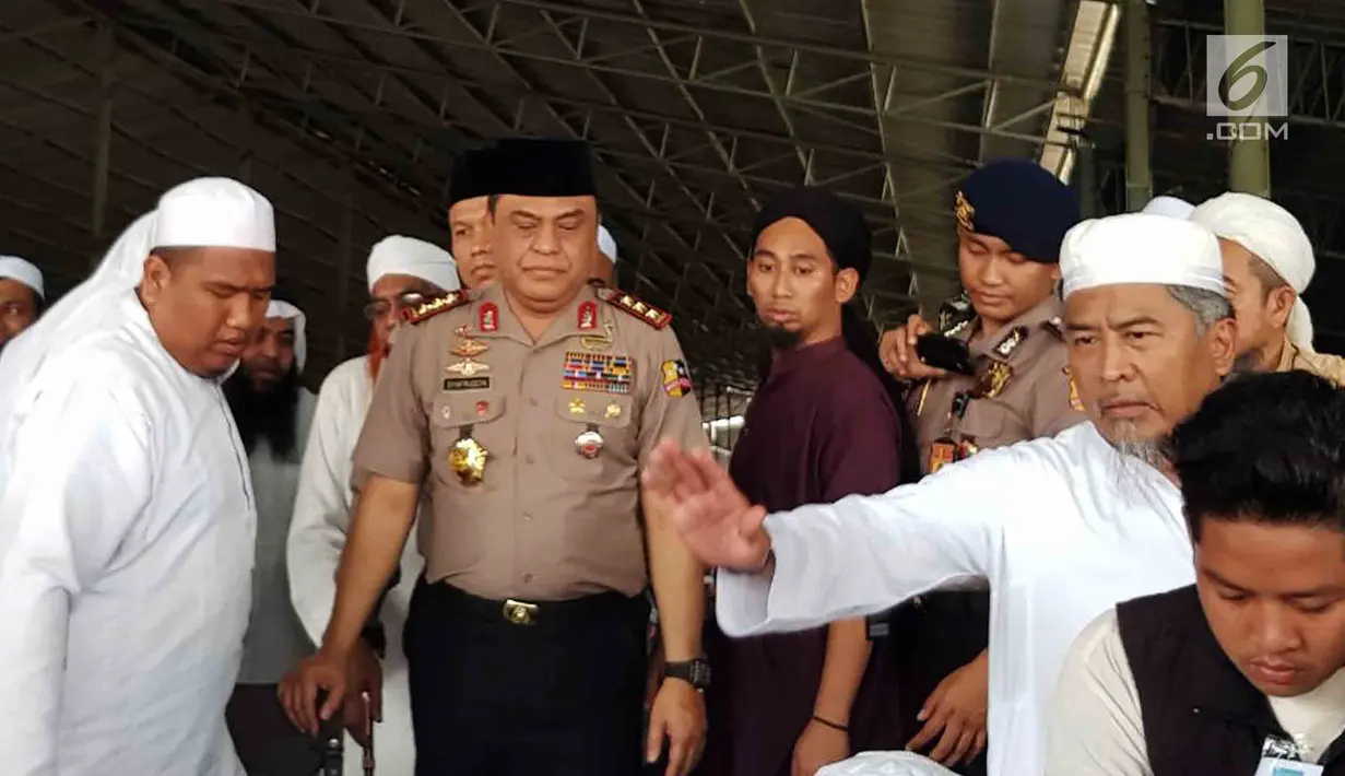 Wakapolri Komjen Syafruddin saat menghadiri pertemuan ulama (Jord Qodama) Jamaah Tabligh di Cikampek, Jawa Barat, Kamis (22/3). Wakapolri juga mengajak berdialog dengan Amir Jamaah Tabligh Maulana Saad Alkandahlawi. (Liputan6.com/Pool/Fernando)