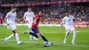 Pemain Spanyol, Yeremy Pino, melepaskan tendangan saat melawan Norwegia pada laga pembuka Grup A Kualifikasi Euro 2024 di Estadio La Rosaleda, Malaga, Minggu (26/3/2023). (AP Photo/Manu Fernandez)