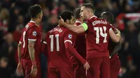 Para pemain Liverpool merayakan gol ke gawang AS Roma pada leg pertama semifinal Liga Champions, di Anfield, Selasa (24/4/2018). (AFP/Oli Scarff)