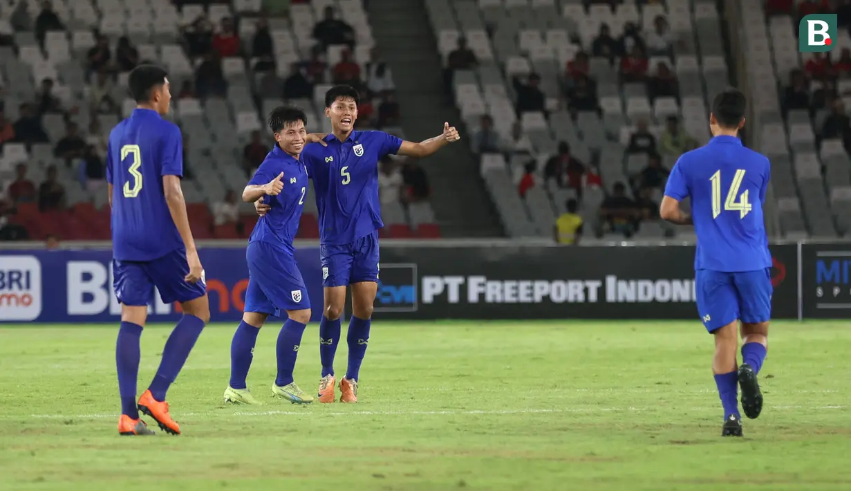 <p>Selebrasi para pemain Timnas Thailand U-20 setelah Pikanet Laohawiwat (kedua kiri) mencetak gol kedua ke gawang Indonesia U-20 pada laga uji coba internasional di Stadion Utama Gelora Bung Karno (SUGBK), Senayan, Jakarta, Jumat (26/1/2024) malam WIB. (Bola.com/M Iqbal Ichsan)</p>