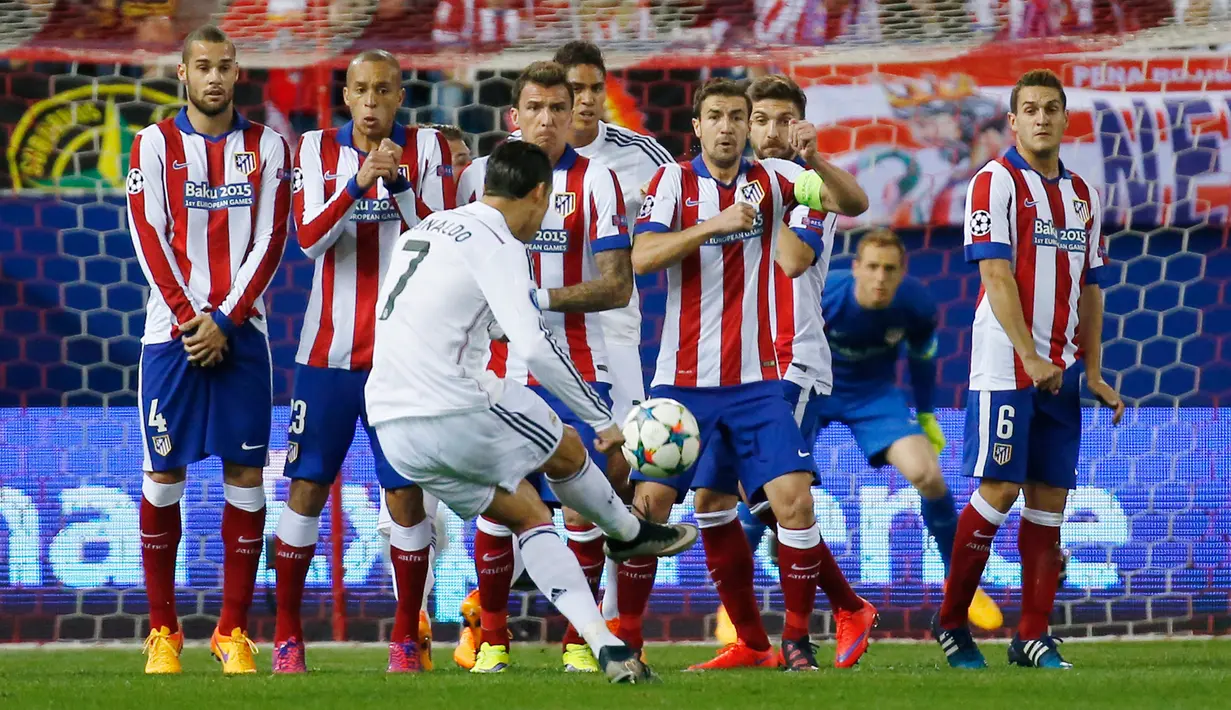 Penyerang Real Madrid, Cristiano Ronaldo melakukan tendangan bebas di leg 8 besar Liga Champions di Vicente Calderon, Spanyol Rabu (15/4/2015). Atletico Madrid bermain imbang 0-0 dengan Real Madrid. (Reuters/Paul Hanna)