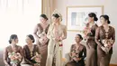 Bukan kain batik, Febby Rastanty kenakan rok panjang model mermaid cokelat polos sebagai bawahan [@lovemedecor.ind]