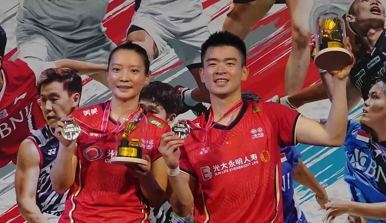 Zheng Shi Wei/Huang Ya Qiong. Ganda campuran Cina ini menjadi juara pada Indonesia Masters 2022 setelah mengalahkan pasangan Prancis, Thom Gicquel/Delphine Delrue di partai final dengan dua game langsung 21-13, 21-14. Pada Indonesia Masters 2023 Zheng Shi Wei/Huang Ya Qiong tak ambil bagian setelah sebelumnya tersingkir pada semifinal India Open 2023 menghadapi Yuta Watanabe/Arisa Higashino. (PBSI)