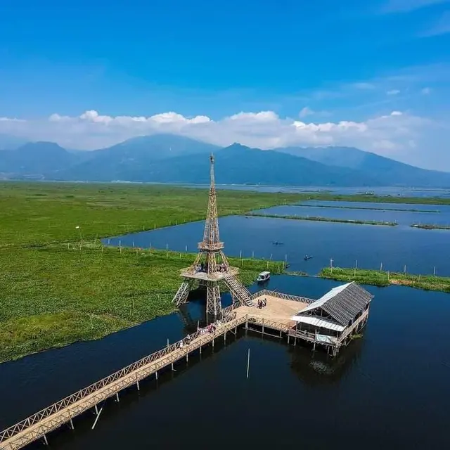 Wisata Menara Eiffel Berbahan Bambu di Tengah Rawa Pening Semarang