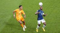 Pemain timnas Ekuador,&nbsp;Enner Valencia (kanan)&nbsp;mengontrol&nbsp;bola diudara dibayangi pemain Belanda, Cody Gakpo dalam pertandingan grup A Piala Dunia 2022 yang berlangsung di Khalifa International, Qatar, Jumat (25/11/2022). (AP Photo/Aijaz Rahi)
