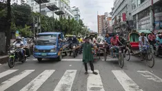 Seorang relawan mengatur lalu lintas jalan raya di Dhaka, Bangladesh, Selasa (6/8/2024). (AP Photo/Rajib Dhar)