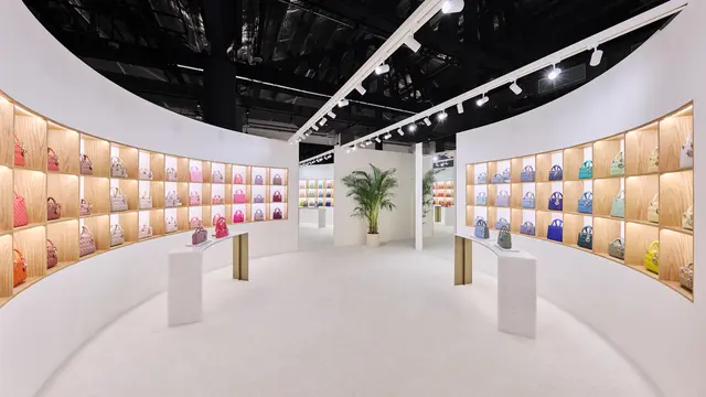 Lady Dior House Hadirkan Perjalanan Tas Ikonik Dior Sebagai Karya Seni dari Masa ke Masa