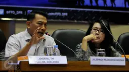 Moeldoko (kiri) menjadi pembicara saat diskusi "Operasi Militer Selain Perang", Jakarta, Senin (12/10/2015). Moeldoko menjelaskan, OMSP merupakan bagian dari penguatan doktrin sistem pertahanan semesta (sishanta). (Liputan6.com/Johan Tallo)