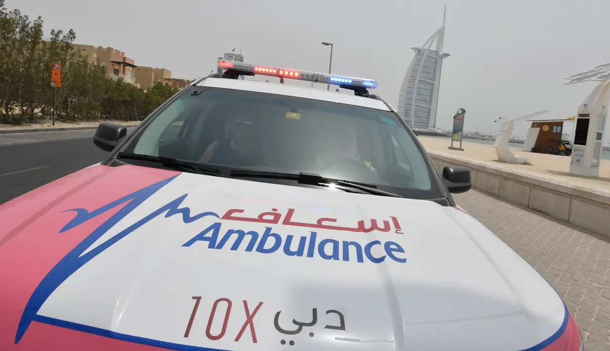 Sebuah ambulans berwarna pink milik tim Women Responders terlihat di Dubai, 13 Juli 2017. Ambulans yang telah dimodifikasi ini memberikan pertolongan darurat kepada wanita dan anak-anak, terutama orang hamil dan pengantaran pasien. (GIUSEPPE CACACE/AFP)