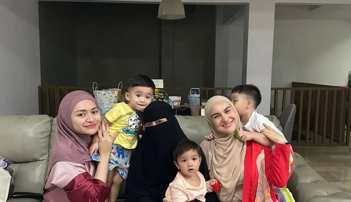 Masih kata Ummi Pipik, dalam pertemuan tersebut Nathalie sempat menangis dan mengatakan sudah tidak kuat. Sebagai sahabat, mantan istri mendiang Uje itu hanya bisa mendoakan dan membimbing Nathalie. [Instagram/_ummi_pipik_]
