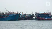 Kapal tangkap ikan GT 30 bersandar di Pelabuhan Muara Baru dan Pelabuhan Angke, Jakarta, Sabtu (9/10/2021). Dengan terbitnya PP Nomor 85 Tahun 2021, PNBP untuk para nelayan mengalami kenaikan sebesar 600 persen dari tarif biasanya. (merdeka.com/Imam Buhori)