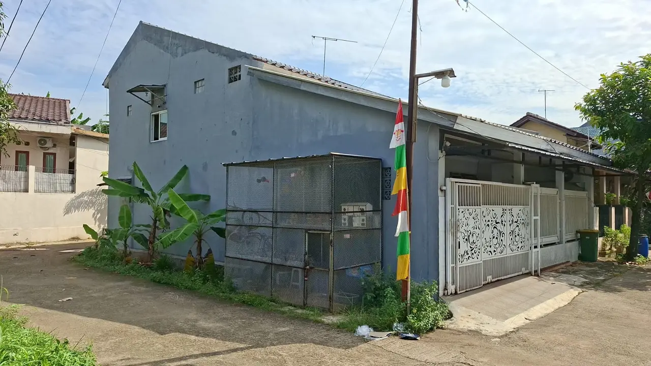Kondisi rumah Wamenaker Immanuel Ebenezer tampak sepi yang berada di Taman Manggis Permai Blok P, Cilodong, Depok. (Liputan6.com/Dicky Agung Prihanto)