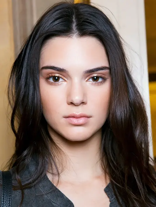 Dilansir dari HollywoodLife, Kendall Jenner pernah membuka masa lalu tentang masalah kulit yang dialami tahun 2015. (imaxtree/stylecaster)