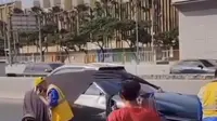 Mobil Towing Pembawa Ferrari Terguling di Tol Cengkareng