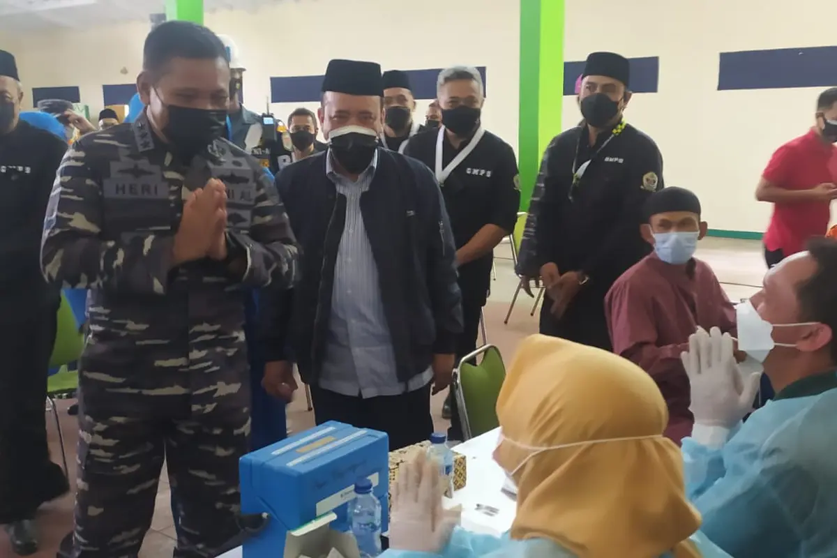 Wakasal Laksamana Madya TNI Ahmadi Heri Purwono mengawasi jalannya vaksinasi covid-29 kalangan santri, pelajar dan masyarakat di kampus Institut Agama Islam Latifah Mubarokiyah (IAILM) Suryalaya, Tasikmalaya.