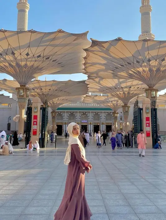 Di instagram Dinda Kirana, tak banyak fotonya dengan kekasih. Justru Dinda lebih sering membagikan fotonya sendiri