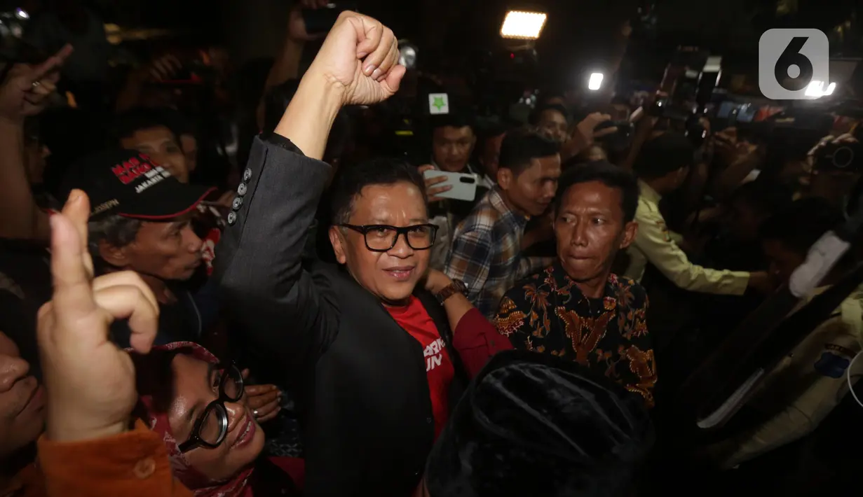 Terdakwa perkara suap terkait pengurusan Pergantian Antar Waktu (PAW) anggota Dewan Perwakilan Rakyat (DPR) periode 2019-2024 yang melibatkan calon legislatif Harun Masiku, Hasto Kristiyanto saat meninggalkan Rumah Tahanan Gedung Merah Putih Komisi Pemberantasan Korupsi (KPK), Jakarta, Jumat (1/8/2025). (Liputan6.com/Helmi Fithriansyah)
