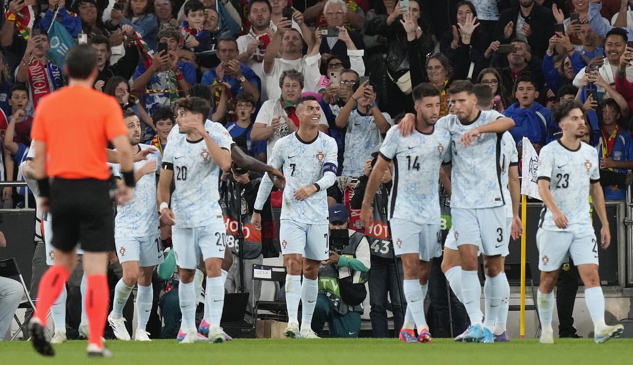 Pemain Portugal merayakan gol yang dicetak oleh Cristiano Ronaldo pada laga Kualifikasi Piala Dunia 2026 melawan Kroasia di Luz Stadium, Lisbon, Portugal, Jumat (06/09/2024) dini hari WIB. (AP Photo/Armando Franca)