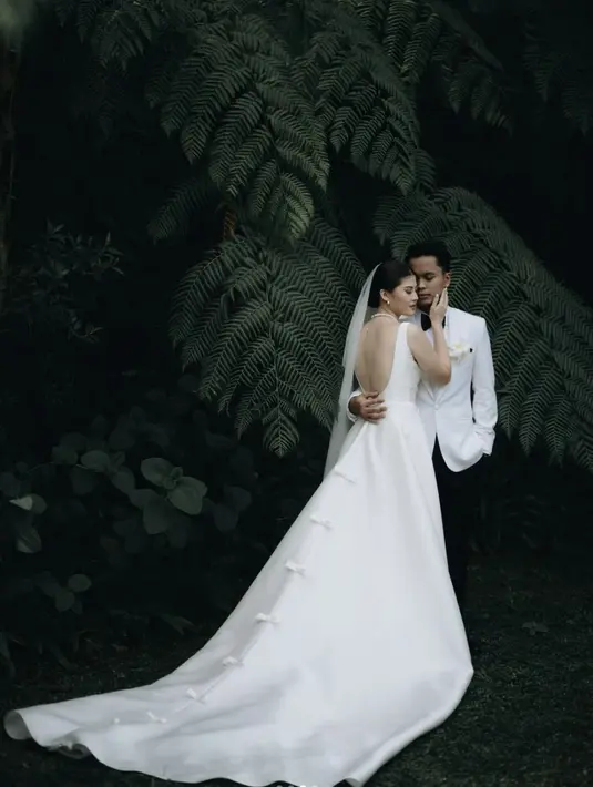 Mitzi Abigail tampil elegan dan dramatis dalam balutan gaun dari Elsie Chrysila Atelier. [Foto: Instagram/ Anthony Ginting]